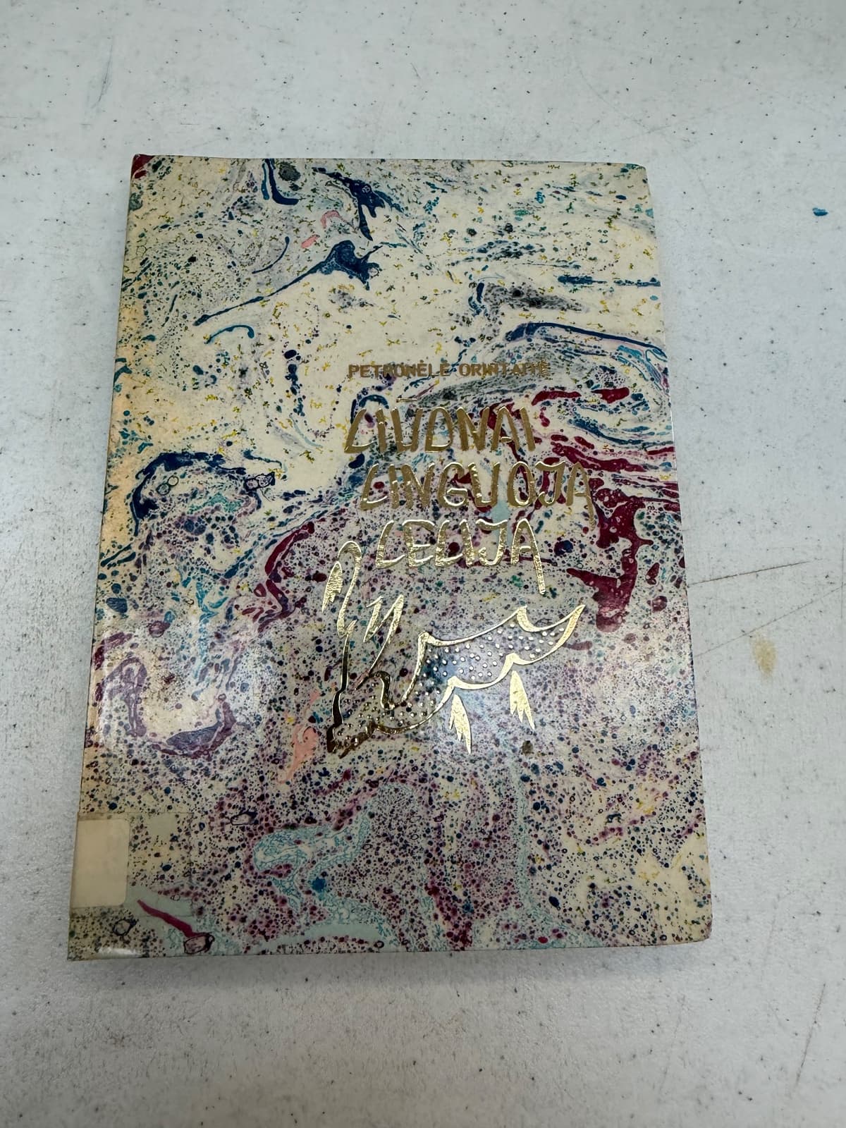 Liūdnai linguoja lelija